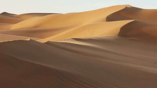 风吹动撒哈拉沙漠金色沙子流动_4K
