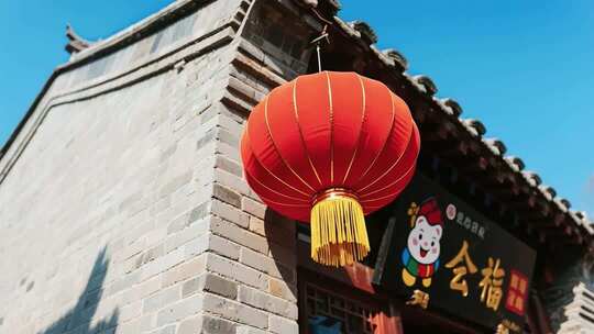古建筑上悬挂的红色灯笼