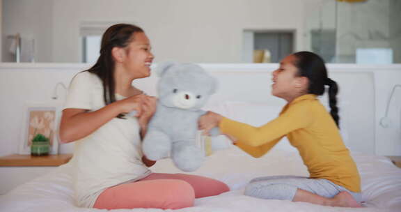 孩子们、泰迪熊和姐妹们在家里客厅的沙发上