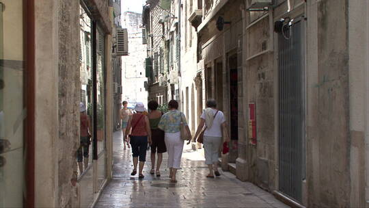 克罗地亚人走在狭窄的小巷里