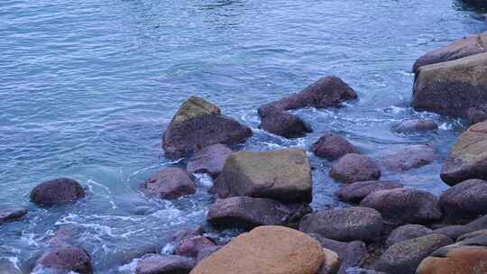 海南三亚早晨海岛海边海浪拍打礁石