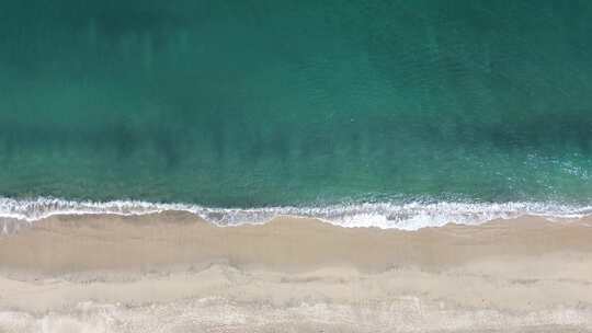 海浪在里维埃拉纳亚里特海滩上跳舞。这个冲