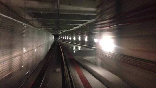 第一视角地铁穿过隧道