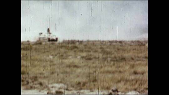 草地上的坦克电影短片