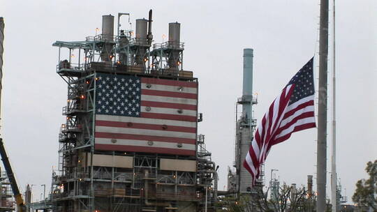 一家工厂悬挂美国国旗