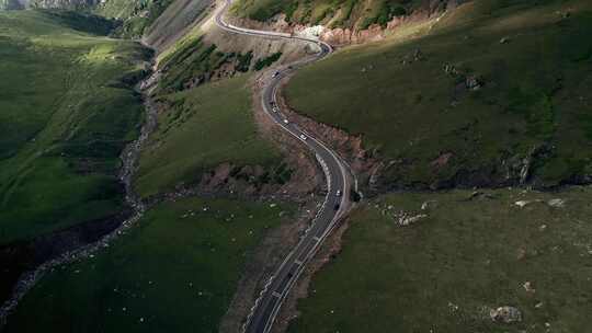 行驶在山区公路的小汽车