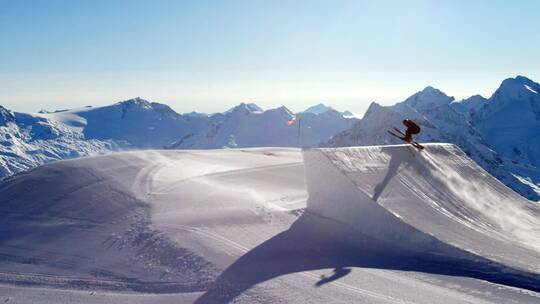 自由式滑雪者跳起特技视频素材模板下载