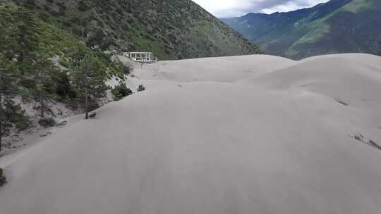 沙丘雪山风光