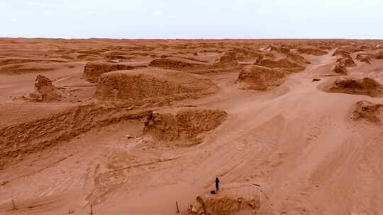 西北戈壁雅丹火星公路航拍