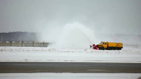 清除机场轨道上的积雪