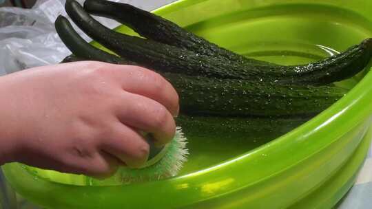 浸泡刷洗黄瓜时蔬