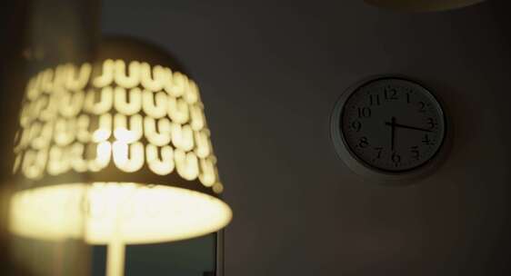 室内台灯与时钟光影