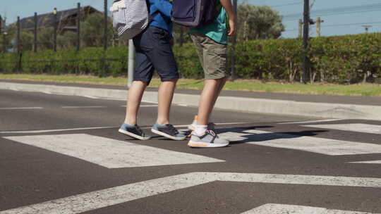 两个背着书包的男孩过马路