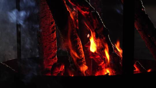 夜晚燃烧的篝火形成木炭取暖