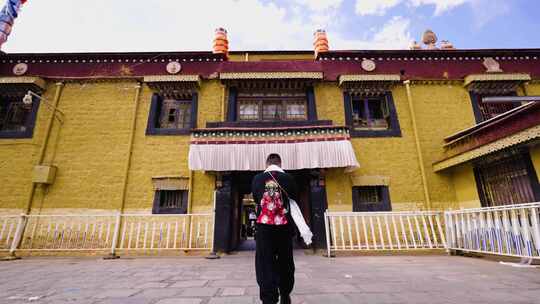 男人走进西藏小昭寺