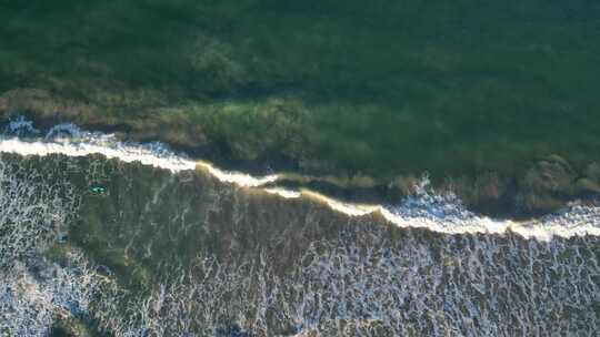 空中俯拍海浪翻涌的海面