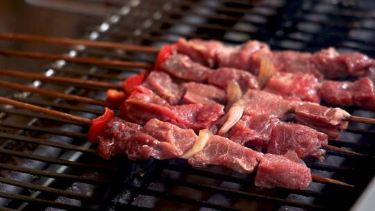 烤牛肉串特写慢帧