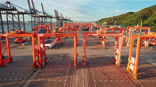 港口夕阳码头集装箱物流城市商业繁忙的港口视频素材模板下载