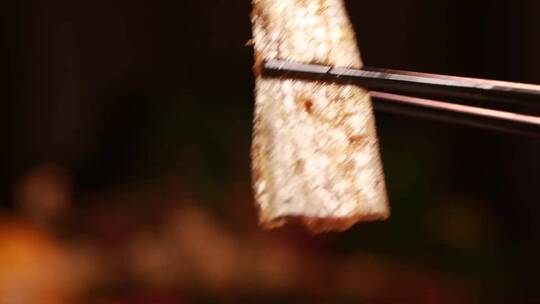 夹起一筷子带鱼