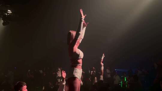 夜店酒吧灯光歌手舞者演绎现场舞动观众