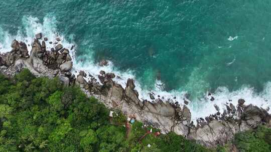 航拍泰国普吉岛岩石海滩和大海壮美海岸线