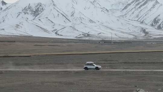4k汽车在雪山下飞驰视频素材模板下载