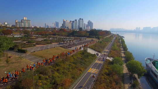 人们在Ttukseom汉江公园跑马拉松，