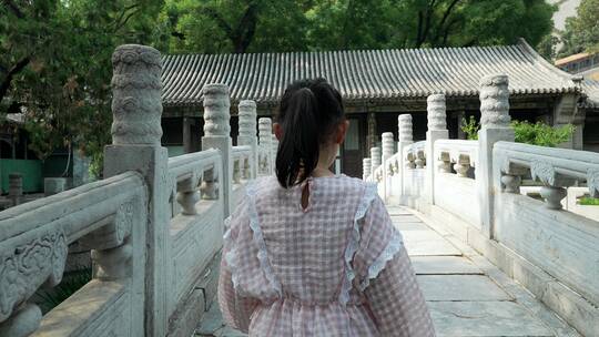 游览北京颐和园的中国女孩