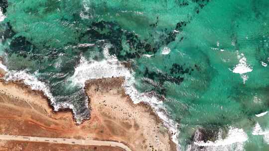 海浪拍打礁石蓝色海岸线