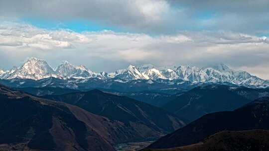 新都桥居里寺垭口看雪山群