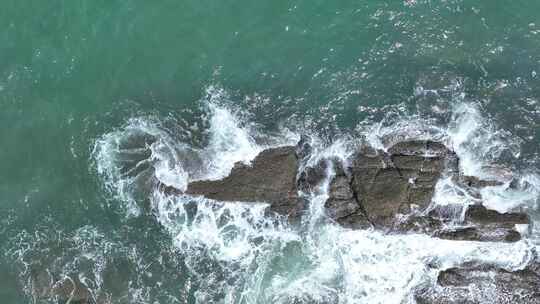 海中礁石航拍海水冲刷礁石潮水海浪拍打岩石