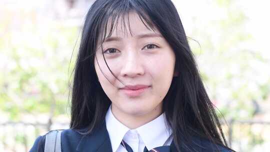 屋外笑可人女子学生