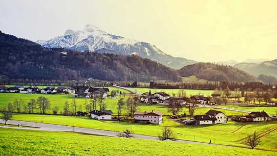 郁郁葱葱的绿色山谷中的阿尔卑斯山村庄