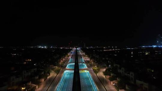 阿拉伯联合酋长国迪拜夜晚空荡荡的街道鸟瞰