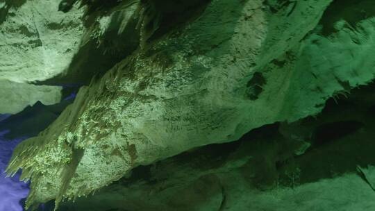 喀斯特地貌充水溶洞中的钟乳石LOG视频素材模板下载