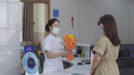 医院护士为患者送上鲜花视频素材模板下载