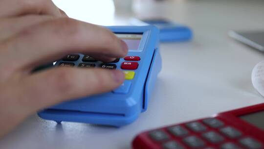 用POS机刷信用卡大额消费并核对账单