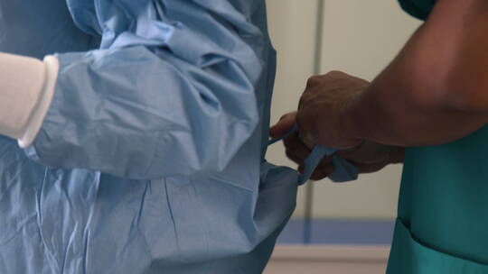 医护人员穿上手术服视频素材模板下载