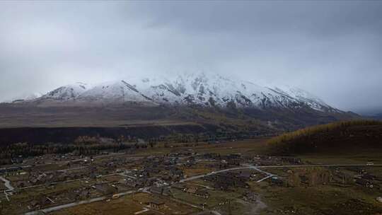 新疆阿勒泰禾木古村落雪山秋色航拍