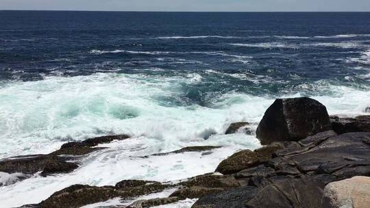 海浪拍打着岩石