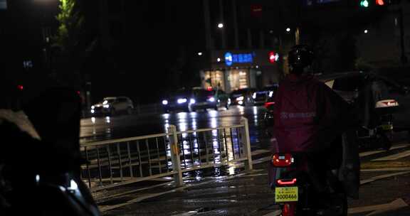 城市雨夜外卖小哥努力工作