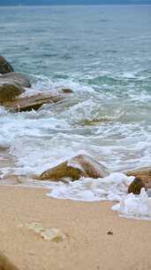 海南三亚海边沙滩海浪拍打礁石竖屏