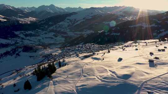 屋顶被雪覆盖的城镇鸟瞰图。冬天瑞士的村庄有很多雪。拉