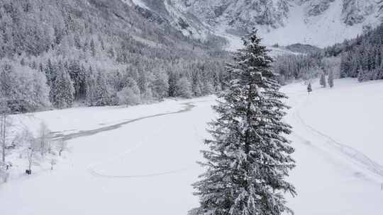 雪山天线旁滑雪的人