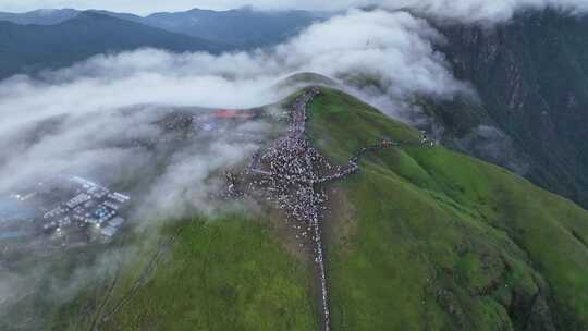 武功山航拍金顶登山游客鸟瞰山顶山峰风光