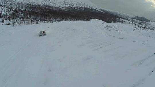 驾车登上白雪覆盖的山峰
