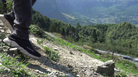 一名登山爱好者迅速朝山下跑去