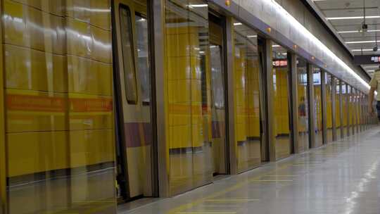 最新广州地铁番禺南站乘客视频素材模板下载