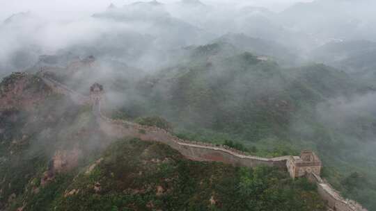 航拍雨后金山岭长城的云雾