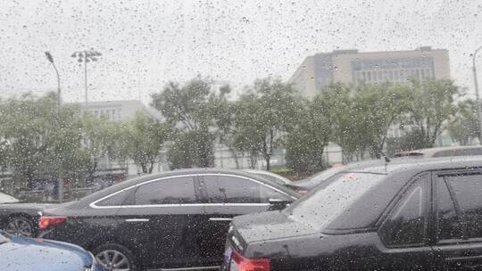 雨天驾车行驶在城市马路上车窗外视频素材模板下载